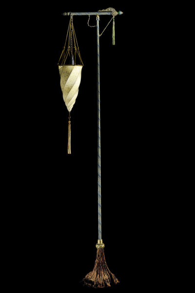 Cesendello Fortuny lampadaire en soie , pied du lampadaire recouvert de tissu vert