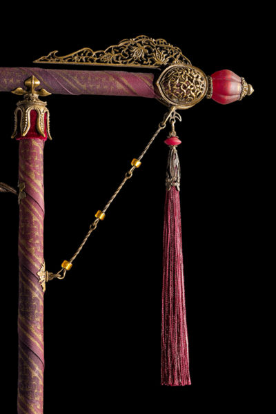 Cesendello Fortuny lampadaire en soie , pied du lampadaire recouvert de tissu rouge détail