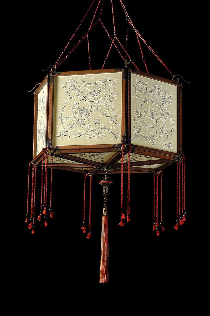 Fortuny Concubine Loto lampe en soie avec structure en bois