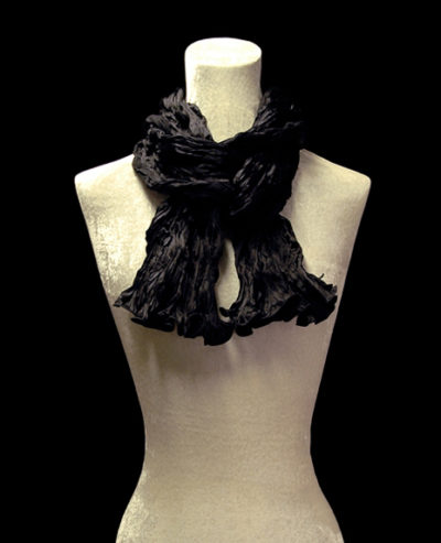 Écharpe Fortuny en crêpe de soie satin noir froissé