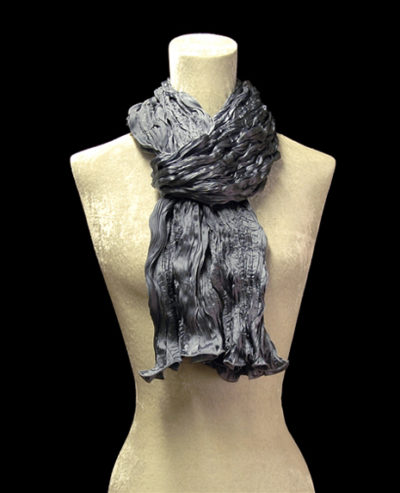 Écharpe Fortuny en crêpe de soie satin bleu gris froissé