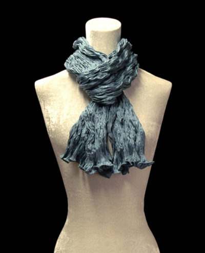 Écharpe Fortuny en crêpe de soie satin vert bleu foncé froissé