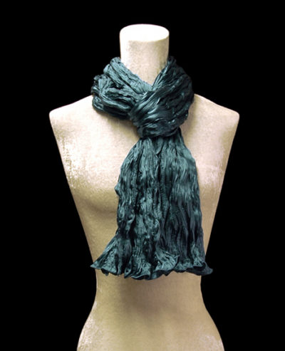 Écharpe Fortuny en crêpe de soie satin bleu sarcelle foncé froissé