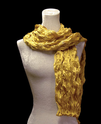Écharpe Fortuny en crêpe de soie satin or froissé