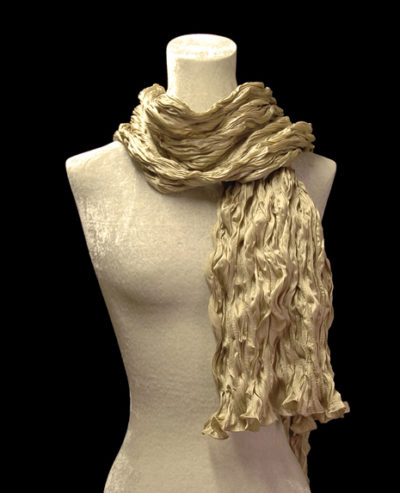 Écharpe Fortuny en crêpe de soie satin beige doré froissé