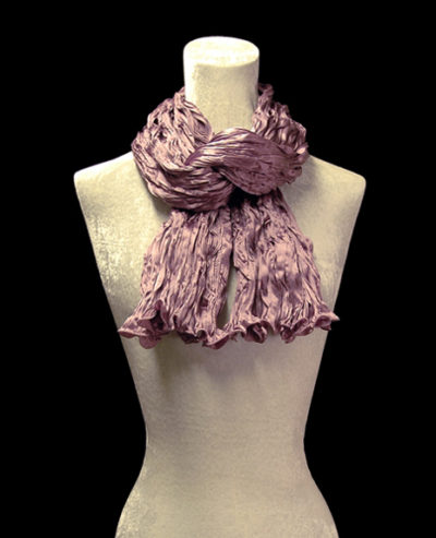 Écharpe Fortuny en crêpe de soie satin mauve froissé