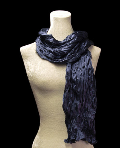 Écharpe Fortuny en crêpe de soie satin bleu marine froissé