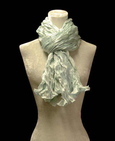 Écharpe Fortuny en crêpe de soie satin vert opale froissé