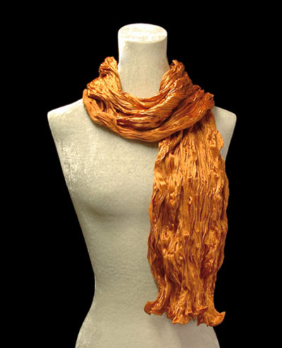 Écharpe Fortuny en crêpe de soie satin orange froissé