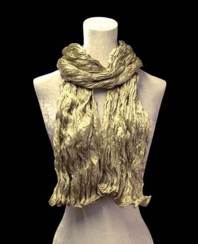Écharpe Fortuny en crêpe de soie satin vert olive pâle froissé