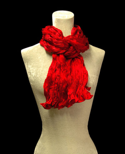 Écharpe Fortuny en crêpe de soie satin rouge froissé