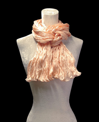 Écharpe Fortuny en crêpe de soie satin rose nacré froissé