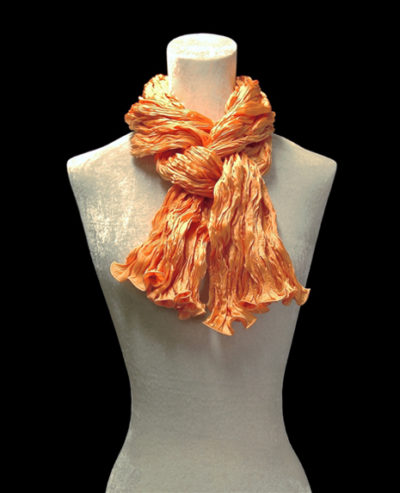 Écharpe Fortuny en crêpe de soie satin mandarine froissé