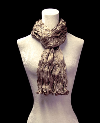 Écharpe Fortuny en crêpe de soie satin marron fumé froissé