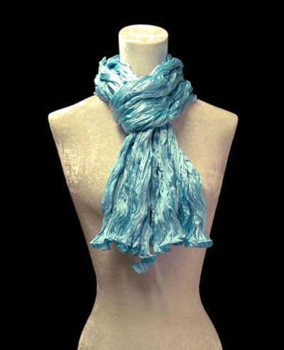 Écharpe Fortuny en crêpe de soie satin bleu turquoise froissé