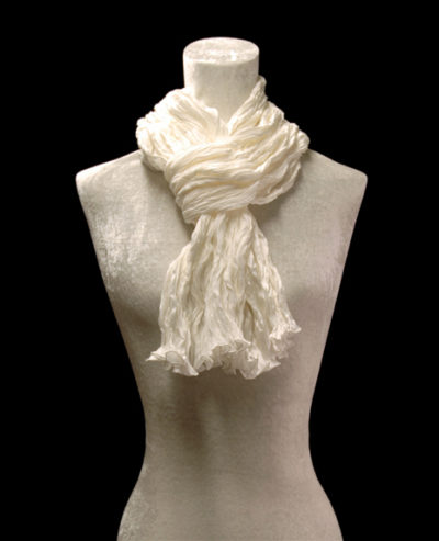 Écharpe Fortuny en crêpe de soie satin blanc froissé