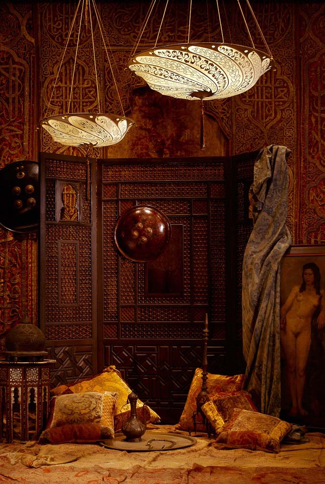 Room with Fortuny Scudo Saraceno Serpentine silk ivory lamps