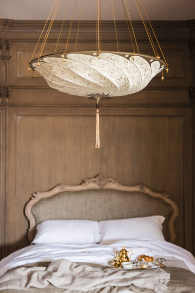 Lampe en soie Fortuny® Scudo Saraceno Classic, chambre d'hôtel
