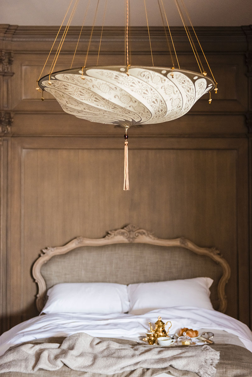 Lampe en soie Fortuny® Scudo Saraceno Classic, chambre d'hôtel