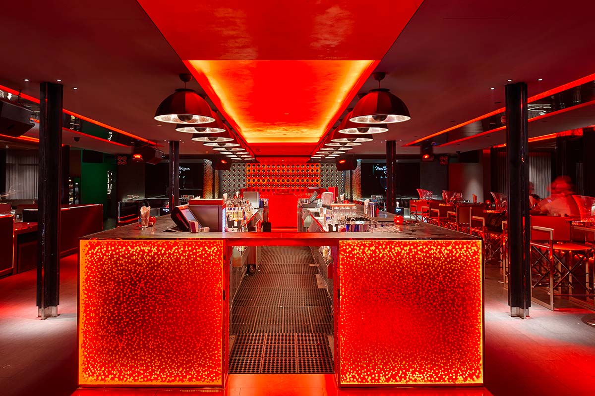 Le Bar Rouge à Shanghai présente des lampes coupole Fortuny Studio 1907 2