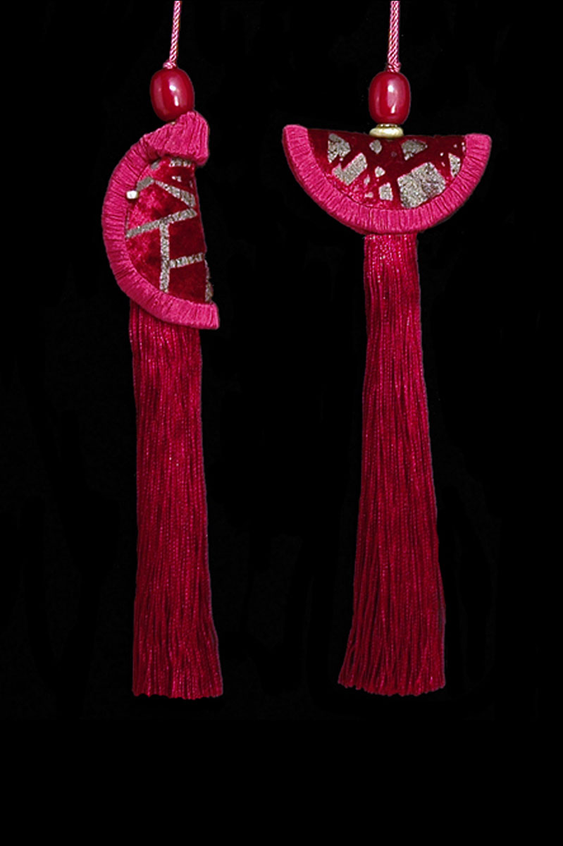 Couple de Glands de clés - pompons Geisha et Samurai de Venetia Studium en rouge foncé