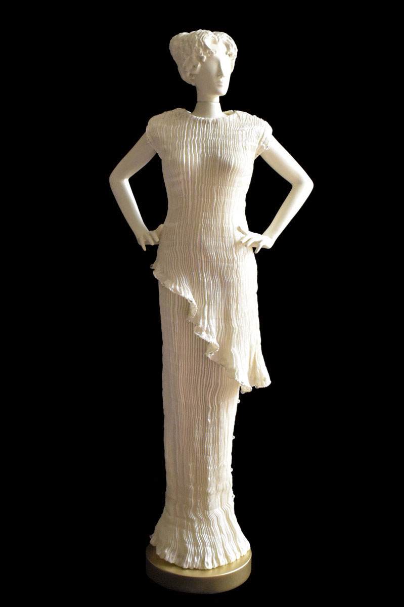 Figurine féminine Diva habillée d'une tenue Henriette en soie plissée ivoire - Roman