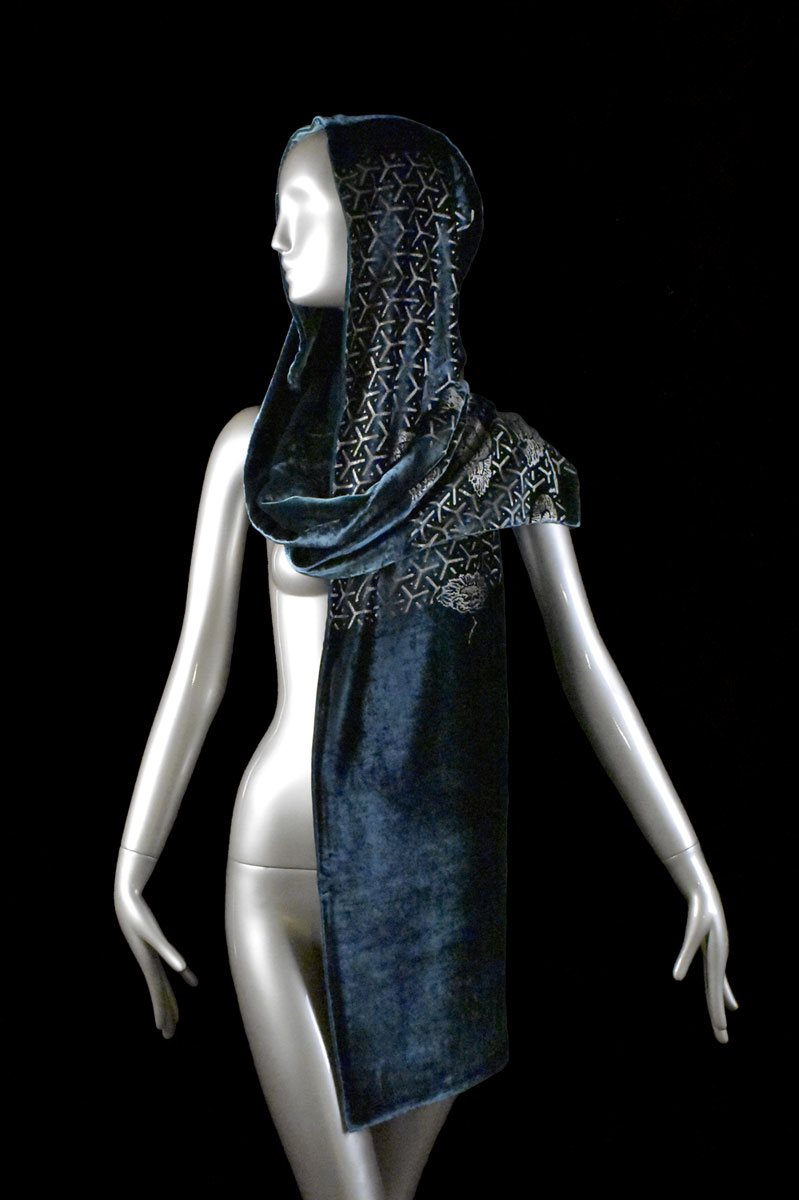 Châle Fortuny à capuche en velours imprimé